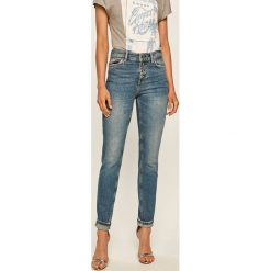 Guess Jeans - Jeansy 1981. Niebieskie jeansy damskie Guess Jeans. W wyprzedaży za 379,90 zł.