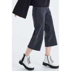 Jeansowe spodnie culotte - Szary. Szare spodnie damskie Cropp, z jeansu. W wyprzedaży za 39,99 zł.