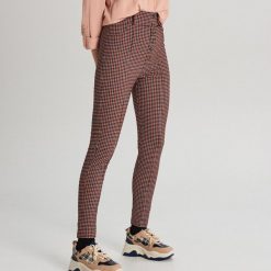 Spodnie high waist z guzikami - Bordowy. Czerwone spodnie damskie Cropp, z podwyższonym stanem. W wyprzedaży za 29,99 zł.