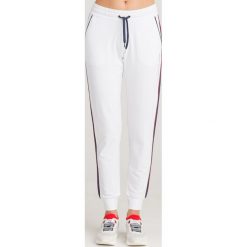 SPODNIE DRESOWE EA7 Emporio Armani. Białe spodnie damskie EA7 Emporio Armani, s, z dresówki. Za 347,40 zł.