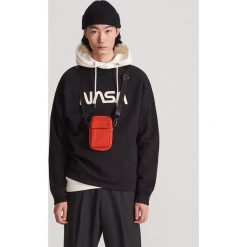 Bluza NASA - Czarny. Czarne bluzy męskie Reserved, s, bez wzorów, bez kołnierzyka, bez rękawów, bez kaptura. W wyprzedaży za 109,99 zł.