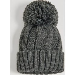 Czapka z pomponem - Szary. Szare czapki damskie Sinsay, bez wzorów. W wyprzedaży za 4,99 zł.