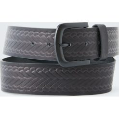 Pasek z wypukłym plecionym wzorem. Szare paski męskie Pull&Bear, w paski. Za 49,90 zł.