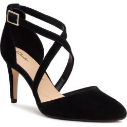 Szpilki CLARKS - Laina85 Cross 261477334 Black Suede. Czarne półbuty damskie Clarks, bez wzorów, ze skóry, eleganckie, bez obcasa, na obcasie, bez zapięcia. Za 469,00 zł.