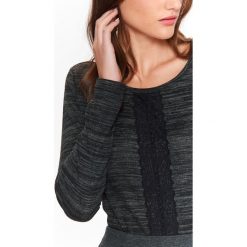 SWETER DŁUGI RĘKAW DAMSKI, KLASYCZNY Z KORONKĄ. Szare swetry klasyczne damskie marki Top Secret, na zimę, w koronkowe wzory, z jeansu, eleganckie, z klasycznym kołnierzykiem. W wyprzedaży za 49,99 zł.