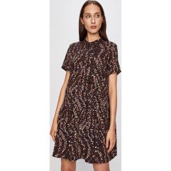 Vero Moda - Sukienka. Pomarańczowe sukienki damskie Vero Moda, s, bez wzorów, z elastanu, ze stójką, z krótkim rękawem, krótkie, midi, rozkloszowane. W wyprzedaży za 89,90 zł.