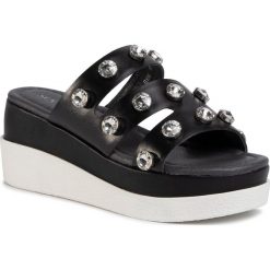 Klapki SCA'VIOLA - B-185 Black. Czarne klapki damskie Sca'viola, z aplikacjami, ze skóry, bez obcasa, na obcasie. Za 319,00 zł.