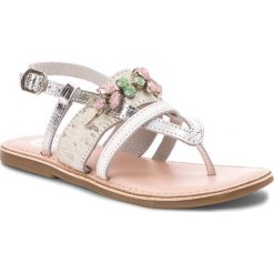 Sandały GIOSEPPO - Redila 38697-01 White/Silver. Szare sandały dziewczęce marki Gioseppo, ze skóry, bez zapięcia. W wyprzedaży za 129,00 zł.
