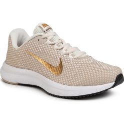 Buty NIKE - Runallday 898484 017 Phantom/Metallic Gold/String. Brązowe buty sportowe damskie Nike, bez wzorów, z tworzywa sztucznego, sportowe, do biegania. Za 259,00 zł.