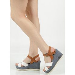 Sandały na koturnie wrangler jeena indigo wl171680. Niebieskie koturny damskie Wrangler, bez wzorów, ze skóry, eleganckie, bez obcasa, na koturnie, bez zapięcia. Za 349,99 zł.