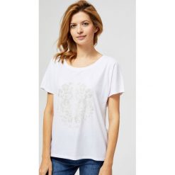 Bluzka z nadrukiem. Bluzki damskie Moodo, s, z nadrukiem, bez kołnierzyka, bez rękawów. Za 34,99 zł.