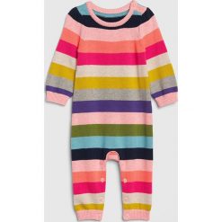 Rampers dzianinowy ze wzorem. Śpiochy niemowlęce Gap Kids, w paski, z bawełny. W wyprzedaży za 82,95 zł.