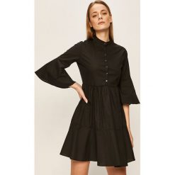 Answear - Sukienka. Czarne sukienki damskie ANSWEAR, s, bez wzorów, z elastanu, ze stójką, z krótkim rękawem, krótkie, mini, rozkloszowane. W wyprzedaży za 89,90 zł.