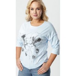 Jasnoniebieska Bluzka Synathera. Niebieskie bluzki damskie Born2be, na co dzień, xl, z nadrukiem, z jeansu, z okrągłym kołnierzem, z długim rękawem. Za 59,99 zł.