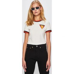 Wrangler - Top. Białe topy damskie marki Wrangler, s, z nadrukiem, z bawełny, z okrągłym kołnierzem. Za 99,90 zł.