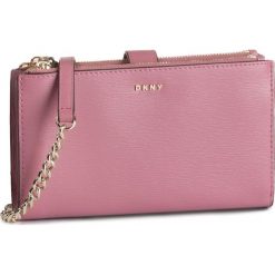 Torebka DKNY - R9153B76 Canyon Rose 0CR. Różowe listonoszki damskie DKNY, bez wzorów, ze skóry, bez dodatków. W wyprzedaży za 389,00 zł.