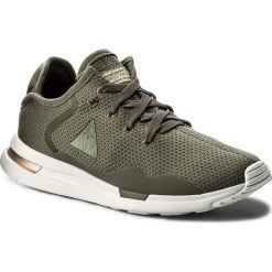 Sneakersy LE COQ SPORTIF - Solas W Sparkly 1810337 Olive Night/Old Bras. Zielone półbuty damskie le coq sportif, z tworzywa sztucznego. W wyprzedaży za 219,00 zł.