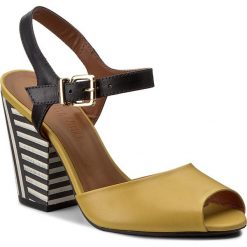 Sandały LORETTA VITALE - 50977 Atanado Ouro. Żółte klapki damskie marki Loretta Vitale, bez wzorów, ze skóry, bez obcasa, na obcasie. Za 289,00 zł.