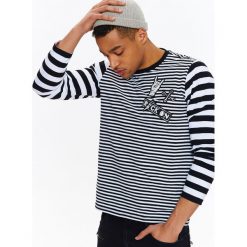 T-shirt męski w paski z długim rękawem i aplikacją. Białe t-shirty męskie Top Secret, na lato, xxl, w paski, z bawełny, eleganckie, bez kołnierzyka, długie. W wyprzedaży za 49,99 zł.