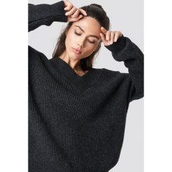Swetry oversize damskie: Trendyol Sweter z szerokim dekoltem v - Grey