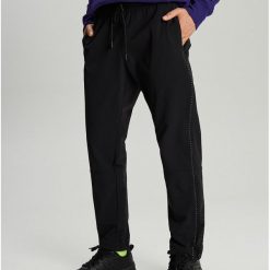 Joggery Baltic Games - Czarny. Czarne spodnie męskie Cropp, m, bez wzorów. W wyprzedaży za 39,99 zł.