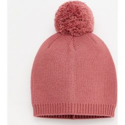 Miękka czapka z pomponem - Różowy. Różowe czapki damskie Reserved, bez wzorów. Za 34,99 zł.