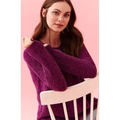 Szenilowy sweter damski. Fioletowe swetry damskie Top Secret, na lato, bez wzorów, z dzianiny, bez rękawów, bez kaptura. W wyprzedaży za 59,99 zł.