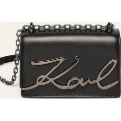 Karl Lagerfeld - Torebka skórzana. Czarne listonoszki damskie KARL LAGERFELD, w paski, ze skóry, na ramię, małe, z aplikacjami. Za 1349,00 zł.