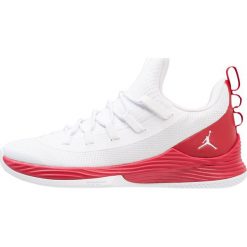 Jordan ULTRA FLY 2 LOW Obuwie do koszykówki white/gym red. Białe buty sportowe męskie marki Jordan, z tworzywa sztucznego. W wyprzedaży za 383,20 zł.