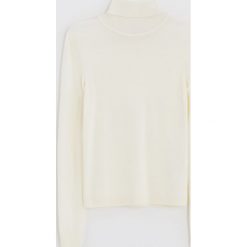 Sweter basic z golfem - Kremowy. Białe swetry damskie Cropp, s, bez wzorów, bez rękawów. Za 59,99 zł.