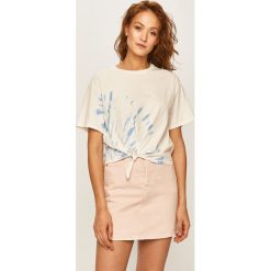 Levi's - T-shirt. Białe bluzki damskie Levi's®, s, z nadrukiem, z bawełny, casualowe, z okrągłym kołnierzem, z krótkim rękawem. W wyprzedaży za 59,90 zł.