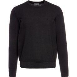 Sweter Emporio Armani 8N1MA1 1MPQZ 0999. Czarne swetry męskie Emporio Armani, m, bez wzorów, z wiskozy, klasyczne, z klasycznym kołnierzykiem, bez kaptura. W wyprzedaży za 299,00 zł.