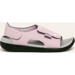 Nike Kids - Sandały dziecięce Sunray Adjust 5. Fioletowe sandały chłopięce Nike Kids, z gumy, bez zapięcia. Za 129,90 zł.