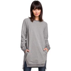 Bluza - tunika z rozcięciami po bokach i ściągaczem na dole - szara. Szare tuniki damskie BE, s, bez wzorów, z elastanu, bez rękawów, długie, bez kaptura. Za 179,00 zł.