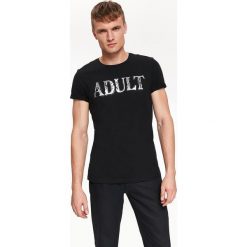 T-SHIRT Z DOPASOWANY APLIKACJĄ. Czarne t-shirty męskie Top Secret, na zimę, xl, z nadrukiem, bez kołnierzyka, krótkie. W wyprzedaży za 19,99 zł.