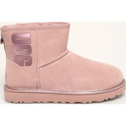 UGG - Botki W Classic Mini Ugg Rubber Logo. Różowe śniegowce damskie Ugg, z wełny, bez zapięcia. Za 729,90 zł.