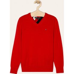 Tommy Hilfiger - Sweter dziecięcy 140-176 cm. Czerwone swetry chłopięce TOMMY HILFIGER, bez wzorów, z bawełny, bez kołnierzyka. W wyprzedaży za 219,90 zł.