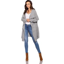 Jasnoszary Stylowy Oversizowy Kardigan z Warkoczami. Szare swetry damskie Molly.pl, uniwersalny, bez wzorów, ze splotem, eleganckie, bez rękawów, długie, bez kaptura. Za 148,90 zł.