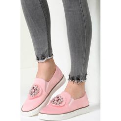 Różowe Slip On Here We Go Again. Różowe trampki damskie slip on marki vices, z aplikacjami, z satyny. Za 59,99 zł.