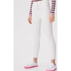 Jeansy skinny z przetarciami - Biały. Białe jeansy damskie Sinsay. Za 79,99 zł.