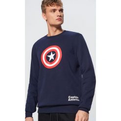 Bluza Kapitan Ameryka - Granatowy. Niebieskie bluzy męskie Cropp, s, bez wzorów, bez kołnierzyka, bez rękawów, bez kaptura. W wyprzedaży za 69,99 zł.