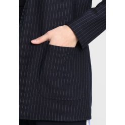 Płaszcze damskie: Noisy May Petite NMPOWER PINSTRIPE Krótki płaszcz dark blue/white