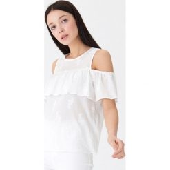 Bluzka typu cold shoulder - Biały. Białe bluzki damskie House, xl, bez wzorów, bez kołnierzyka, bez rękawów. W wyprzedaży za 39,99 zł.