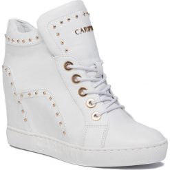 Sneakersy CARINII - B5167 L46-000-000-B88. Białe półbuty damskie Carinii, na co dzień, bez wzorów, ze skóry, bez obcasa, na koturnie, bez zapięcia. W wyprzedaży za 339,00 zł.