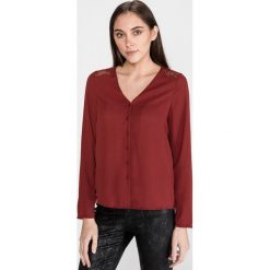 Vero Moda Emma Bluzka Czerwony. Czerwone bluzki damskie Vero Moda, m, w koronkowe wzory, z poliesteru, bez kołnierzyka, bez rękawów. Za 131,95 zł.