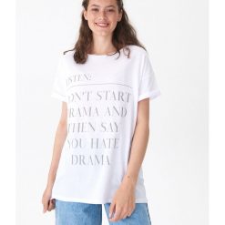 Koszulka oversize z odblaskowym nadrukiem - Biały. Białe koszulki damskie House, s, z nadrukiem, bez kołnierzyka. Za 39,99 zł.