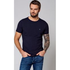 Koszulka Granatowa Josh. Koszulki męskie LANCERTO, xl, bez wzorów, z bawełny, z okrągłym kołnierzem. W wyprzedaży za 59,90 zł.