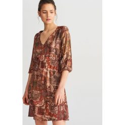 Wzorzysta sukienka - Bordowy. Czerwone sukienki damskie marki Reserved, bez wzorów, bez kołnierzyka, bez rękawów. Za 139,99 zł.