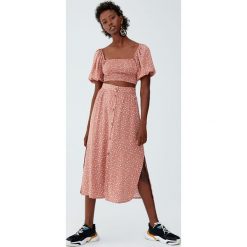 Spódnica midi z guzikami i rozcięciami. Różowe spódniczki damskie Pull&Bear, bez wzorów, midi. Za 89,90 zł.