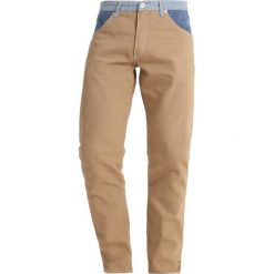 Jeansy męskie: Wrangler by Peter Max RETRO Jeansy Straight Leg dark khaki